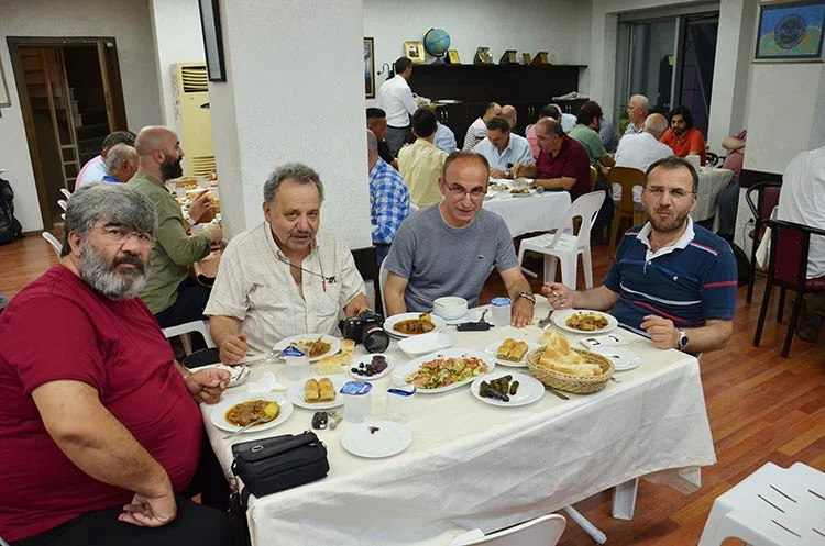 Beykozlu Doğu Karadenizliler Derneği Kadir Gecesi’nde kurduğu iftar sofrasında üyelerini