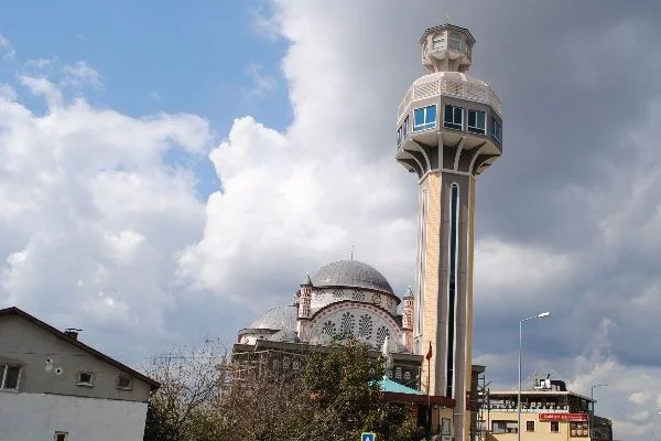 Türkiye’de eşi benzeri olmayan Beykoz Karlıtepe Merkez Camii’nin ilginç minaresi