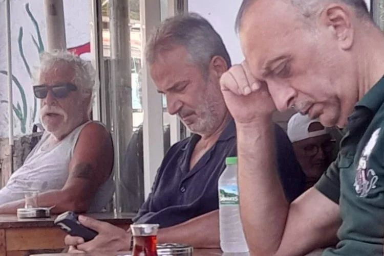 Ünlü teknik adam İsmail Kartal'ın Beykoz'daki bir kahvehanede çay içerken
