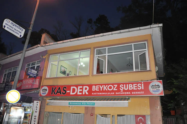 Kas-Der'in Beykoz Şubesi, geleneksel iftar sofrasını Dernek Merkezi'nin karşısında bulunan