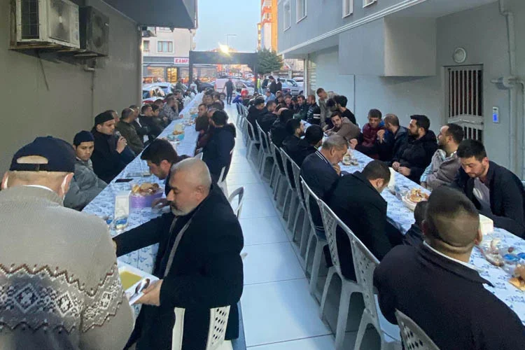 Beykoz Kavacık Mahallesi'nin esnafları kurulan sokak iftarında bir araya geldi.