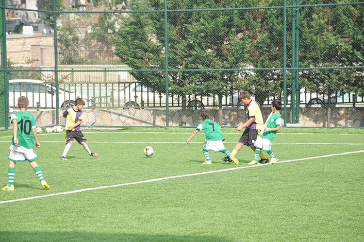 Genellikle yarıyıl tatilinde büyük ilgi gören Beykoz’da futbol okulları, bünyelerinde