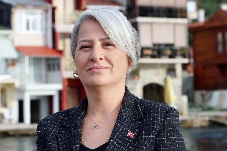 Beykoz'da eşinin bayrağını taşımaya devam ediyor 2 kavakdb5 t5XDYuBjlF