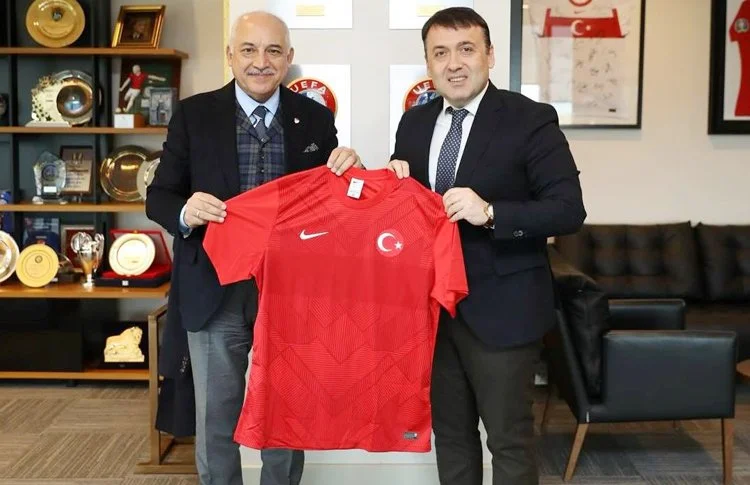 Beykoz Kaymakamı Faik Oktay Sözer,  Riva Mahallesindeki Türkiye Futbol
