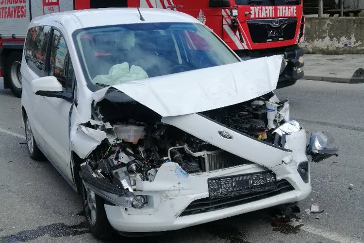 Beykoz Çubuklu Mahallesi'nde öğle saatlerinde bir kamyonun da karıştığı trafik