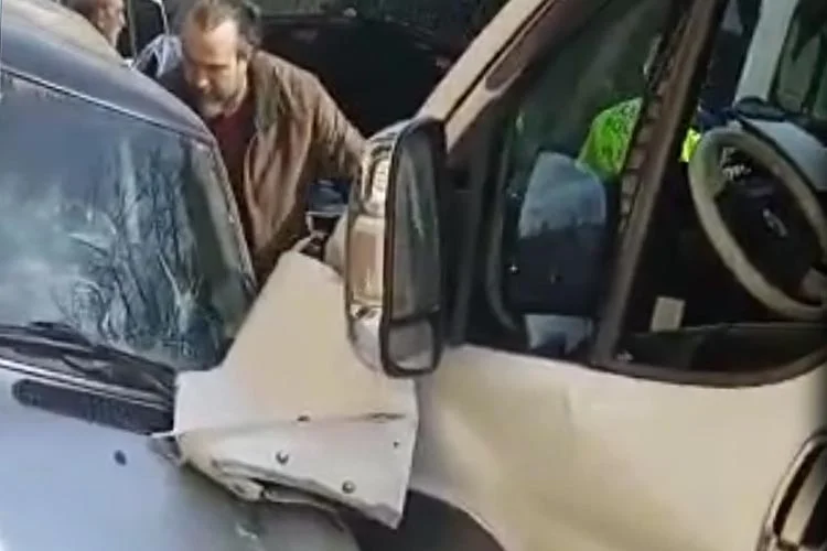 Beykoz Çubuklu’da ters şeritte ilerleyen servis minibüsü ile otomobil kafa