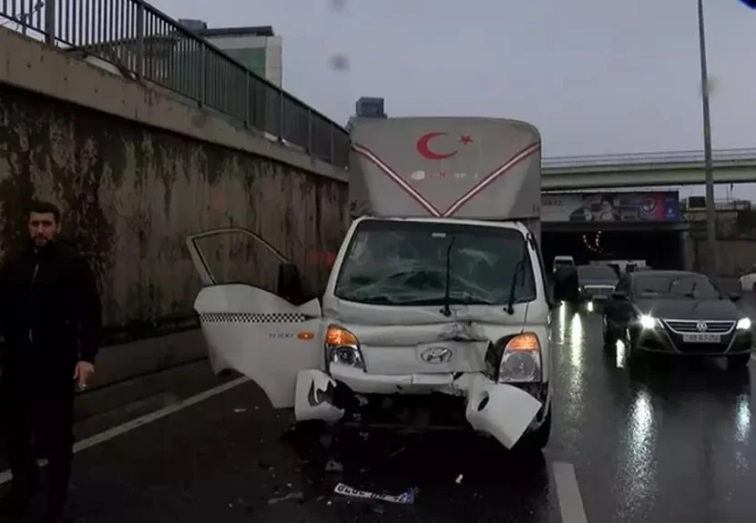 Kavacık Mahallesi'nde arızalanan hafif ticari araca kamyonetin çarpması sonucu 2