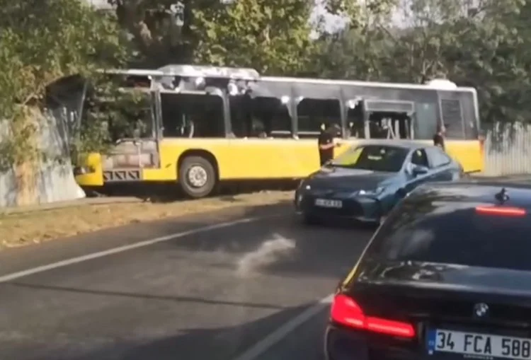 Beykoz'da sabah saatlerinde İETT otobüsü ile servis minibüsü çarpıştı.