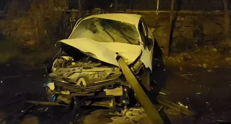 Beykoz Çubuklu'da sürücüsünün direksiyon hakimiyetini kaybetmesi sonrası otomobil bariyerlere çarparak