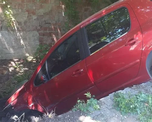Beykoz Soğuksu Mahallesi'nde kontrolden çıkan otomobil başka 2 araca çarptıktan