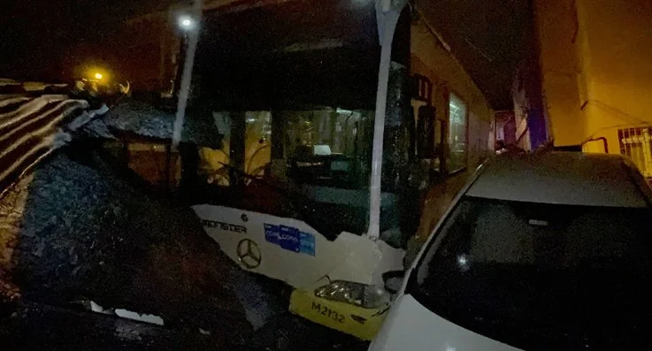 Beykoz'un Soğuksu Mahallesinde yokuş aşağı inen İETT otobüsü virajı alamayınca