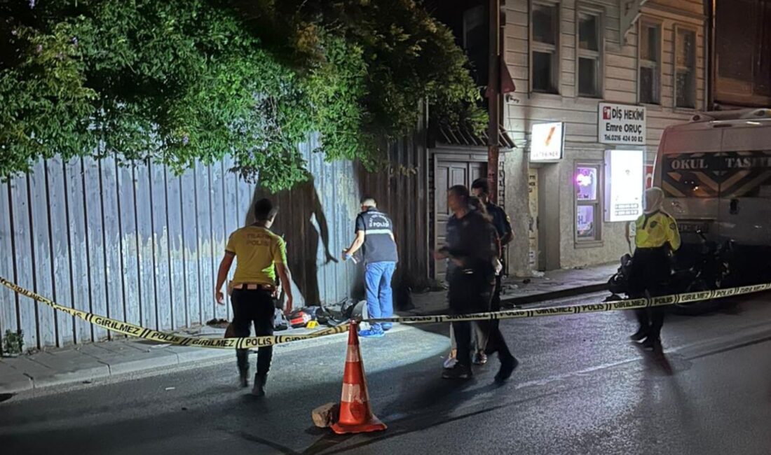 Beykoz’un Yalıköy mahallesinde minibüs ile motosikletin kafa kafaya çarpışması sonucu