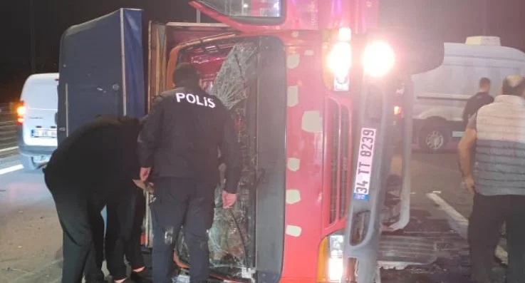 Fatih Sultan Mehmet Köprüsü Beykoz çıkışında gece saatlerinde kamyon ve