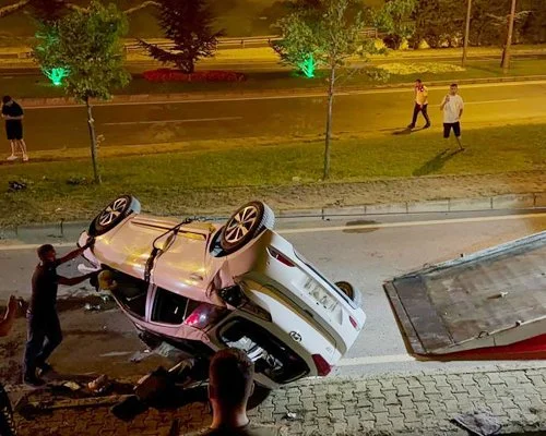 Beykoz Acarkent mevkisindeki yol ayrımına çarparak takla atan otomobildeki 1'i
