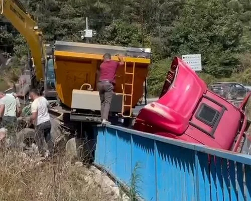 Beykoz'da sabah saatlerinde hafriyat kamyonu ile otomobilin çarpıştığı trafik kazasında