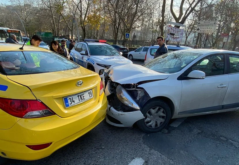 Beykoz Sahil yolunda ticari taksi ile otomobilin kafa kafaya çarpışması