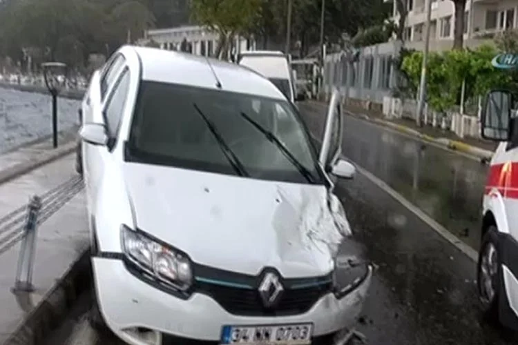 Beykoz Kanlıca’da önüne aniden çıkan minibüsten kaçmak isteyen otomobil denize