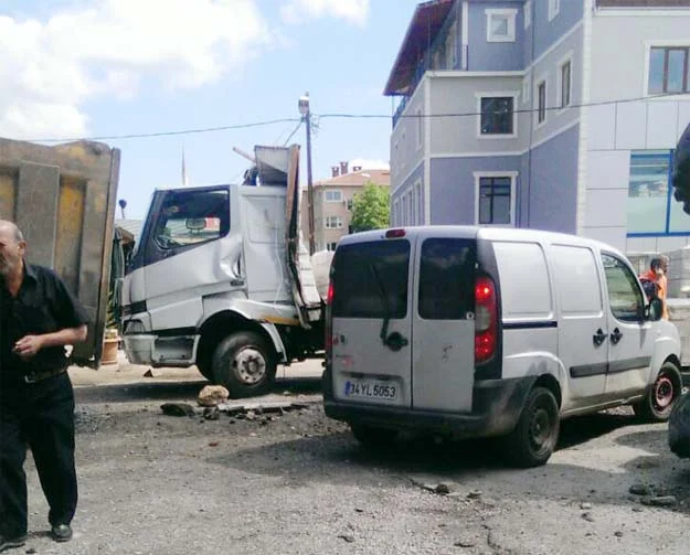 Beykoz'un sorunlu bölgelerinden olan Elmalı Kavşağı'nda yine kaza oldu. Mıcır