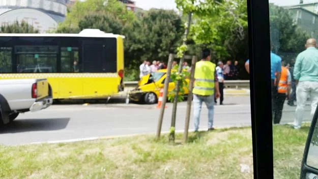 Beykoz Göksu yolunda ticari taksi Halk Otobüsüne arkadan çarptı... Taksi