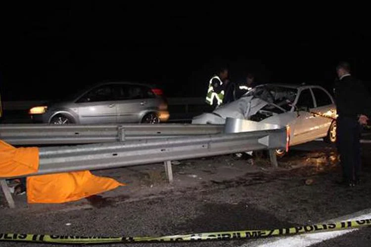 Beykoz Kavacık Mevkii'nde kontrolden çıkan otomobil yol ayrımında bekleyen kadına