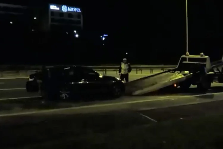 Gece geç saatlerde Kavacık'ta meydana gelen zincirleme trafik kazasında 1