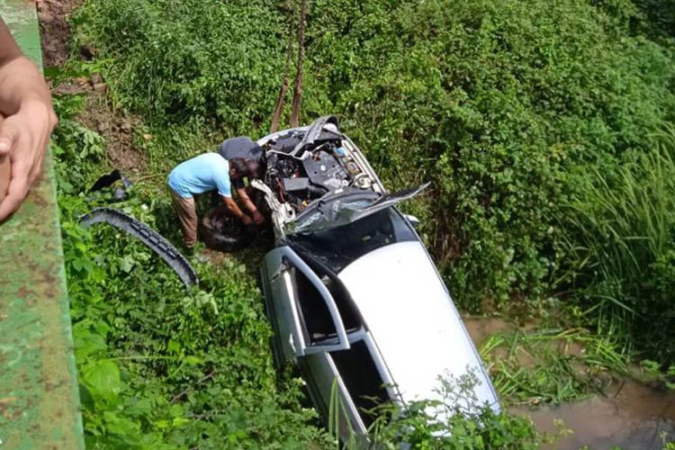 Beykoz Cumhuriyetköy'de meydana gelen trafik kazasında dereye uçan otomobil suya