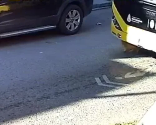 Beykoz Tokatköy'de seyreden 34 HO 345 plakalı İETT otobüsü yolda