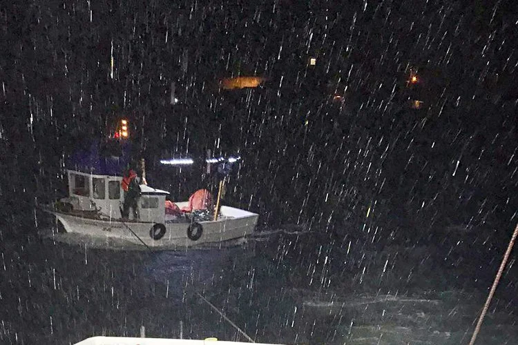 Beykoz Riva açıklarında fırtına nedeniyle sürüklenen ve içinde 3 kişi