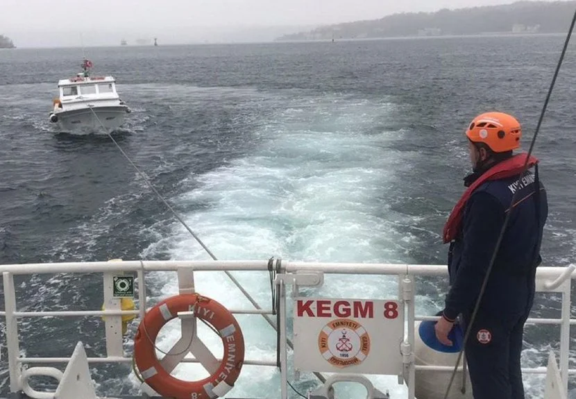 Kıyı Emniyeti ekipleri Beykoz önlerinde sürüklenen ve içinde 1 kişi