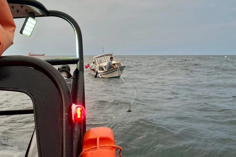 Beykoz Riva açıklarında lodos nedeniyle sürüklenen ve içinde 3 kişinin