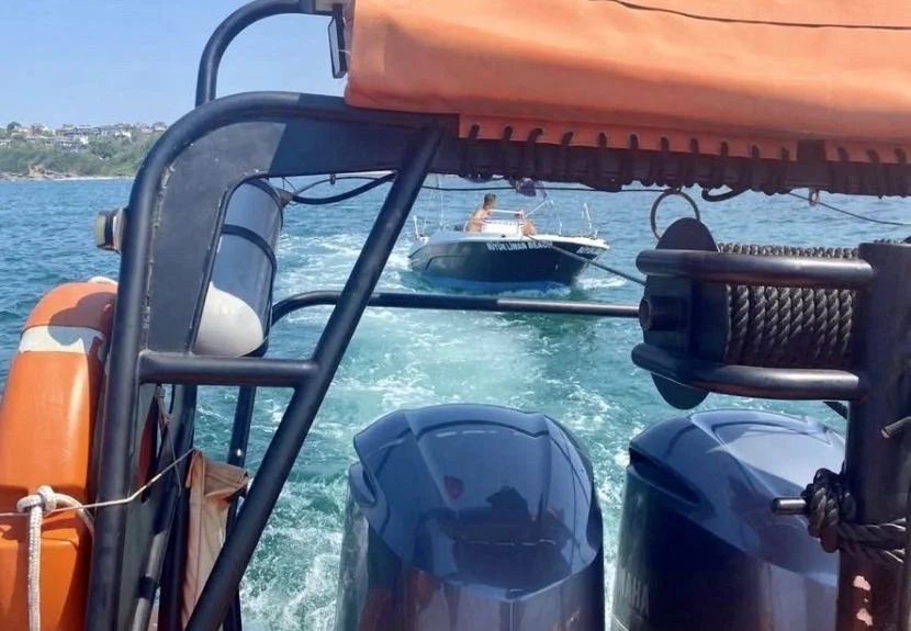 Kıyı Emniyeti ekipleri Beykoz Riva açıklarında sürüklenen teknedeki 2 kişiyi