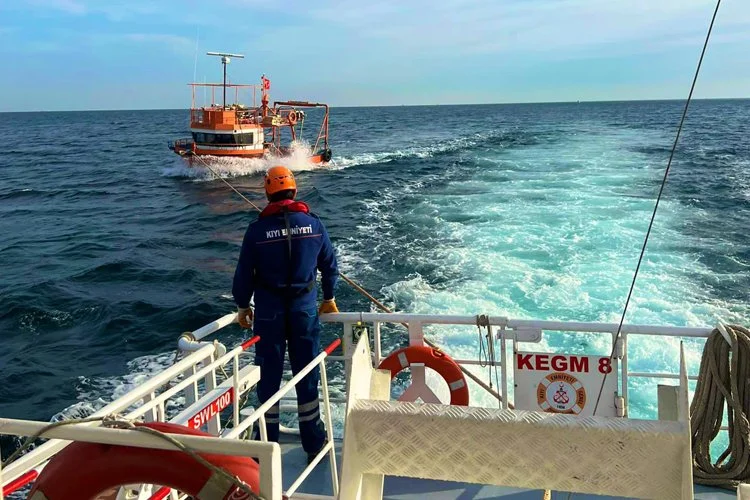 Beykoz Kabakoz açıklarındaki teknede mahsur kalan 3 kişi düzenlenen operasyonla