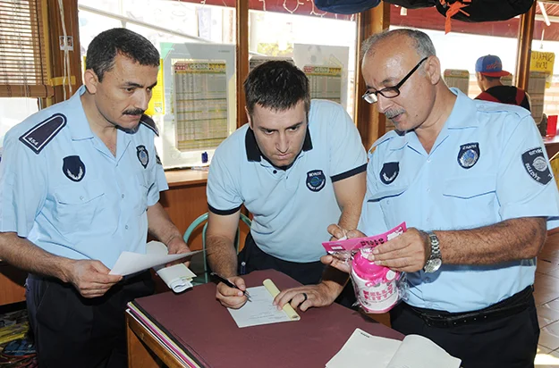 Beykoz Belediyesi Zabıta ekipleri, yaklaşan okul sezonu öncesi ilçedeki kırtasiyelerde