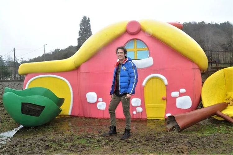 Eşi ve çocuklarıyla Alibahadır Mahallesi'nde köy hayatı yaşayan ünlü şarkıcıya