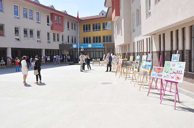 Beykoz Kavacık'ta faaliyet gösteren Gülceren Kırtasiye, her yıl onlarca Beykozluyu