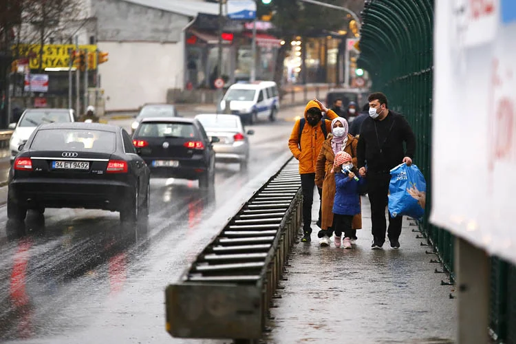 Uzun süredir hafta sonları uygulanan sokağa çıkma kısıtlaması ilk kez