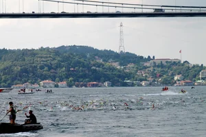 24. Boğaziçi Kıtalararası Yüzme, Kano ve Kürek Yarışları İstanbul Boğazı'nda