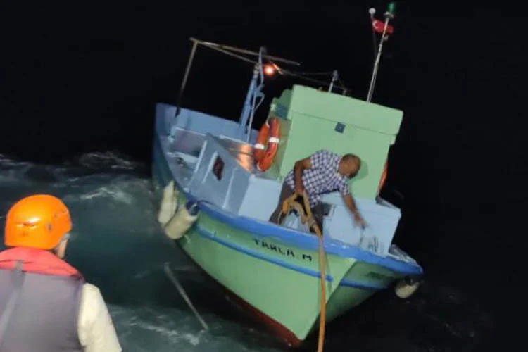 Beykoz Anadolu Feneri açıklarında makine arızası nedeniyle sürüklenen tekne Kıyı