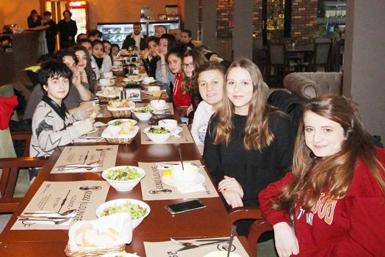 Beykoz'un tek kız futbol takımı olan Rüzgarlıbahçe futbolcuları Kulüp Başkanı