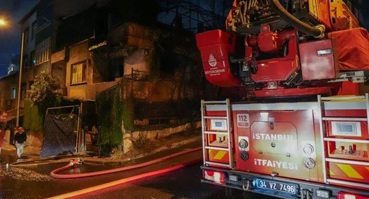 Küçükçekmece'de geri dönüşüm deposunda sebebi bilinmeyen nedenle yangın çıktı. 2