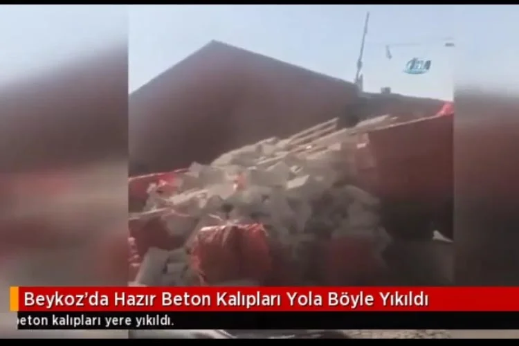 Beykoz'da lastikleri patlayan tırın dorsesindeki hazır beton kalıpları yere yıkıldı.