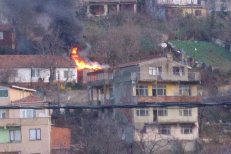 Beykoz Soğuksu Mahallesi'nde bir kömürlükte çıkan yangın mahalleliyi tedirgin etti...
