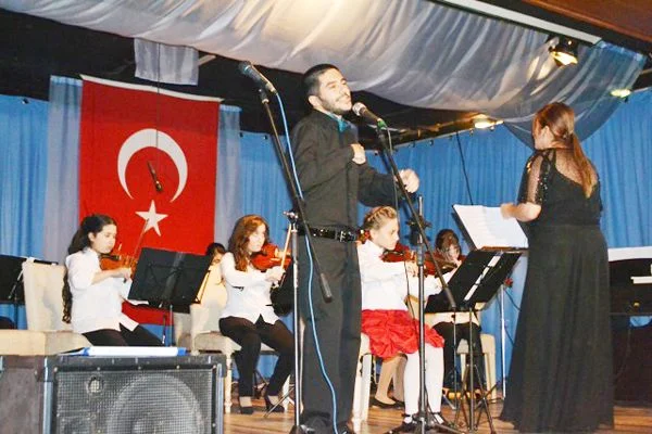 Koro Şefi ve Keman Hocası Bengü Efsen'in idaresindeki Beykoz Vakfı