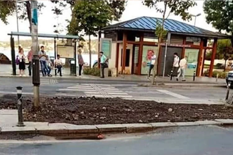 Beykoz Belediyesi'nin Beykoz Meydanı'na koymuş olduğu yer aldı çöp konteynerleri