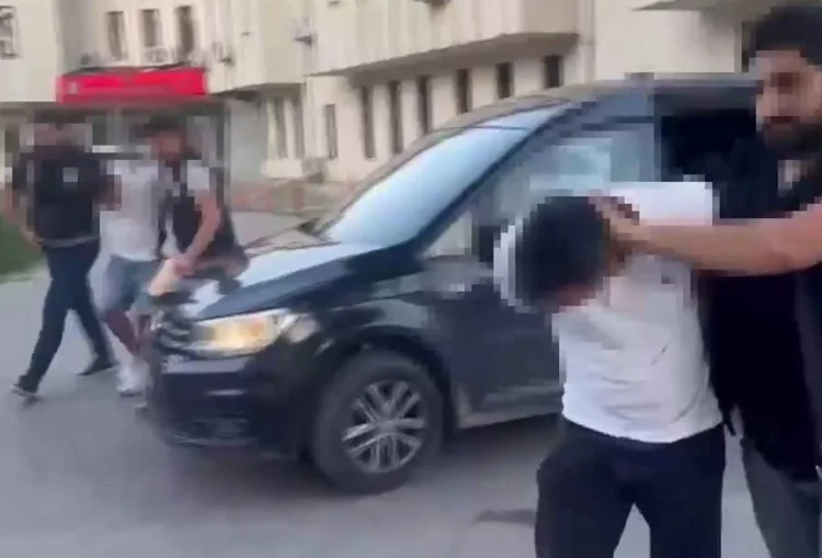 Beykoz Tokatköy'de silahlı bir şekilde asker uğurlaması yapan şahıslardan 2