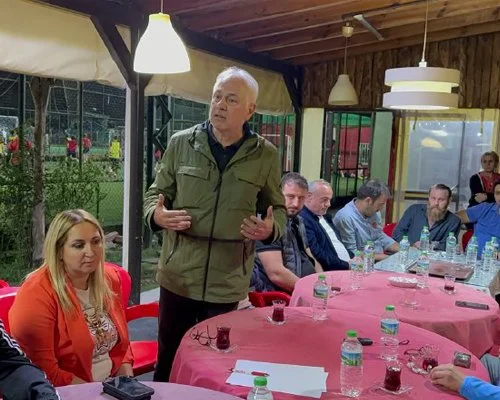 Beykoz Belediyesi eski Başkanı Alaattin Köseler, Gümüşsuyu’nda CHP’lilerle çay sohbetinde