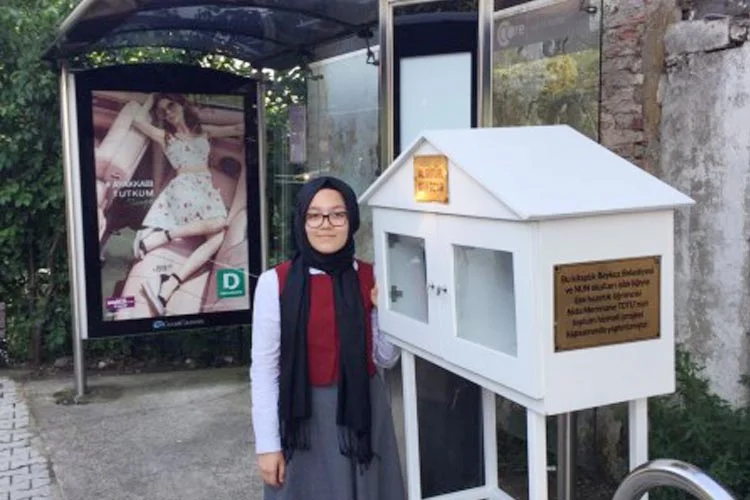 Beykoz'da "Al götür, oku getir" sloganıyla otobüs duraklarına kitaplık kuruldu.