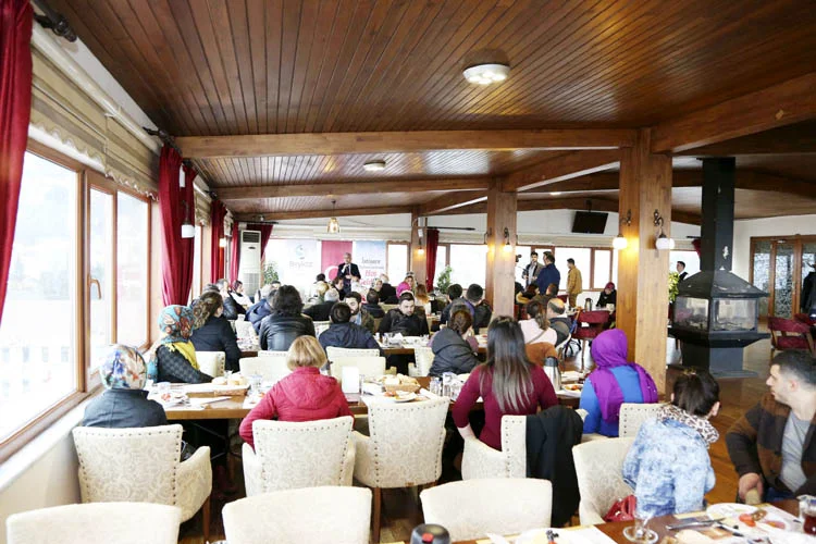 Beykoz’da faaliyet gösteren bayan kuaförleri Beykoz Belediyesi’nin düzenlediği istişare toplantısında