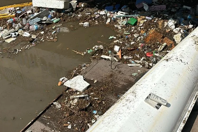 Öğleden önce etkili olan süper hücre, Beykoz Küçüksu Deresini çöp