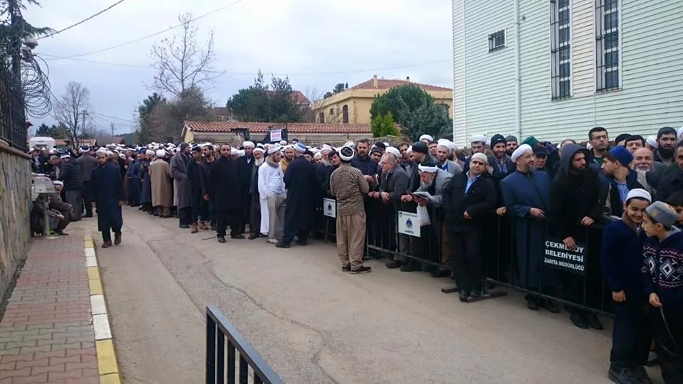 Yüzlerce cemaat mensubunun Ustaosmanoğlu'nun Beykoz Çavuşbaşı'ndaki evinin önünde toplanarak henüz